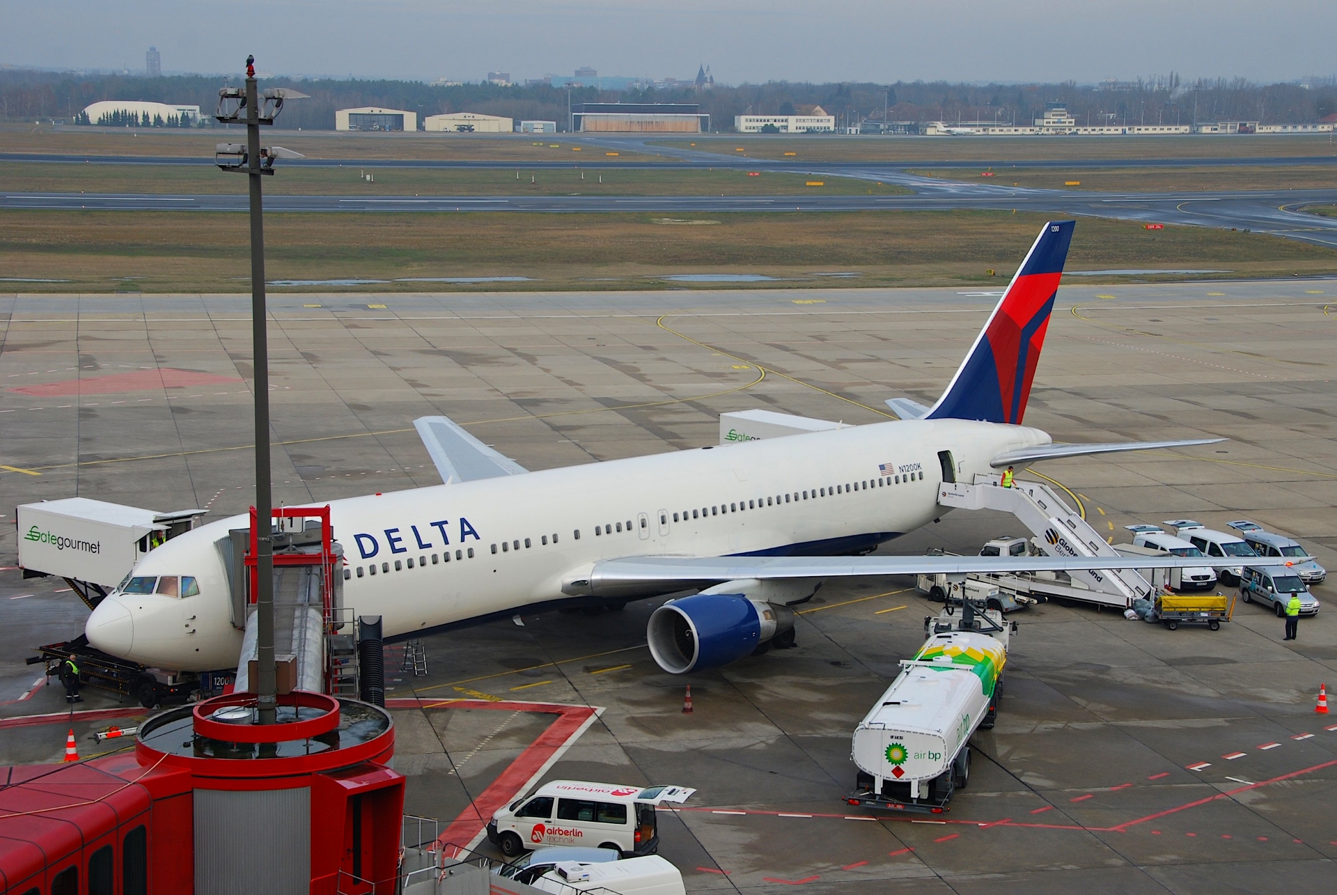 Boeing 767 Bound for New York Makes Emergency Stop During Takeoff in Senegal