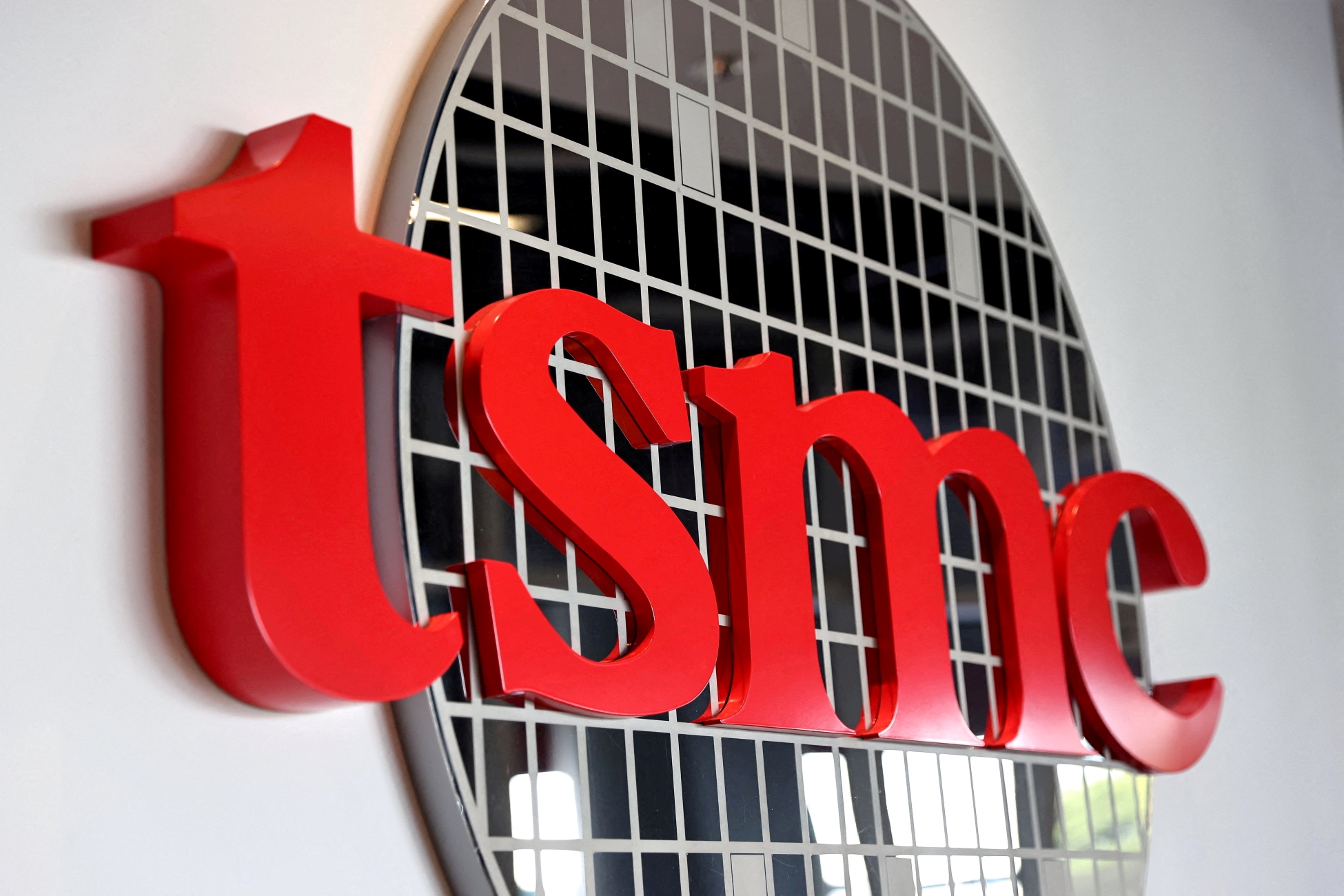 US Orders TSMC to Halt Shipments of AI Chips to China