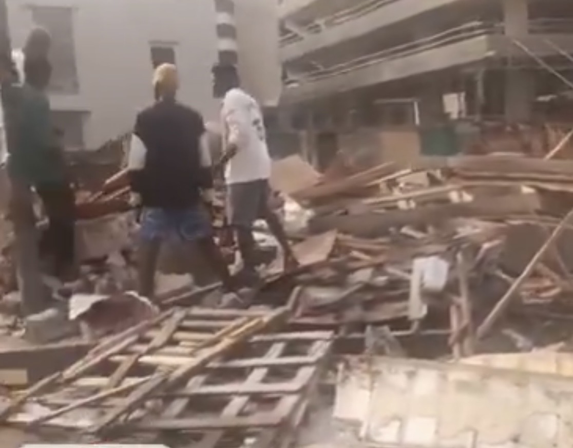 Demolition at Kakawa Street Slows Traffic