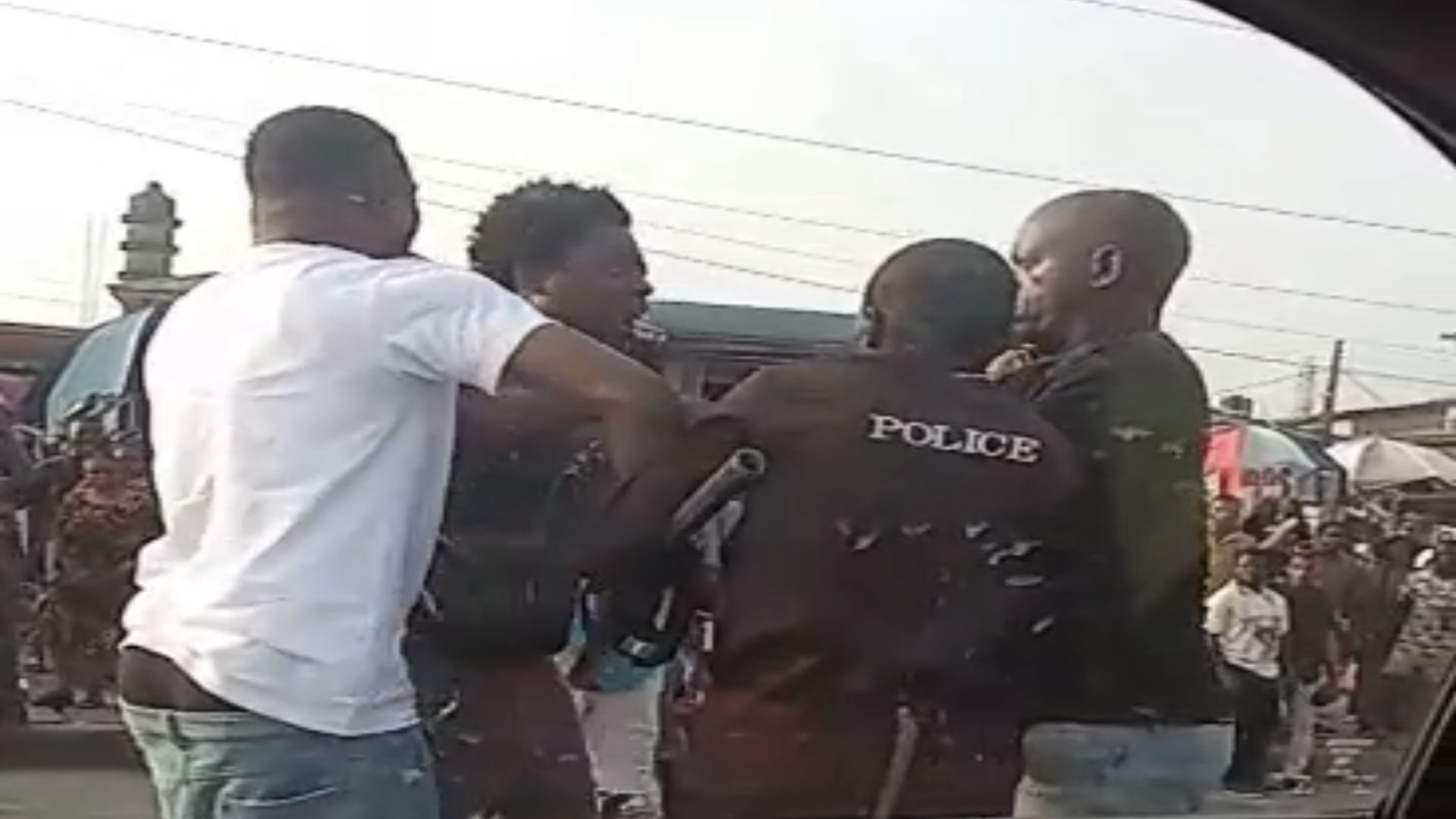 Police officer, Toyota Venza driver in altercation at Oshodi