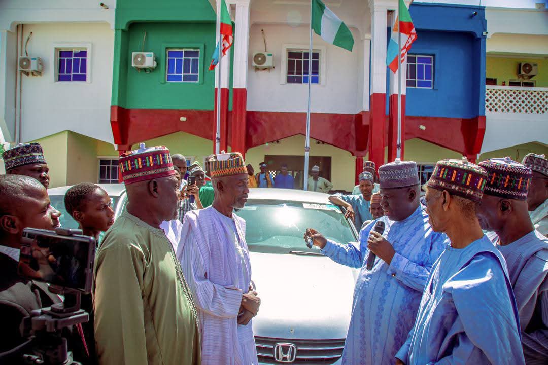 Buni Distributes 17 Vehicles to Newly Elected APC LG Chairmen