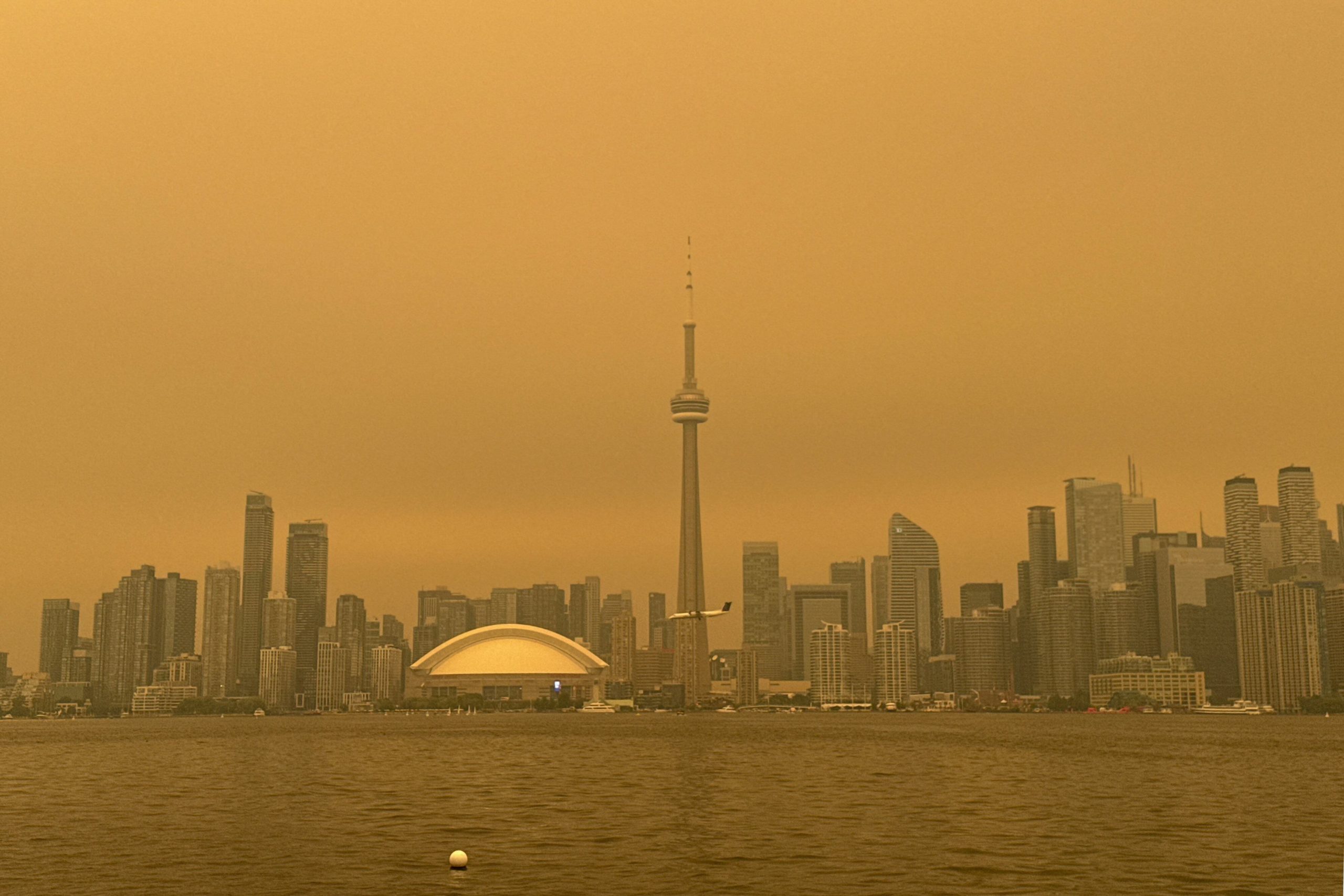 Canadian wildfire smoke chokes Toronto, threatens US cities