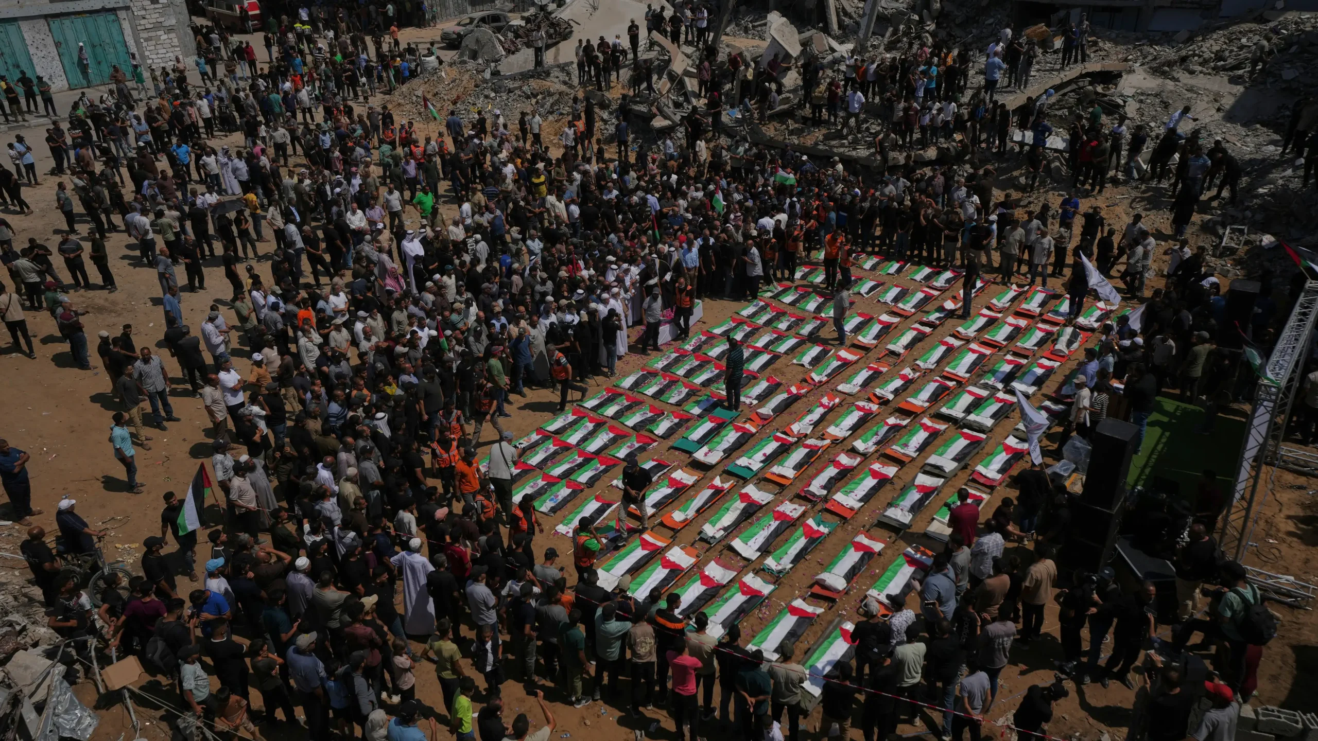 Gazans bury nearly a whole clan found in rubble in mass funeral for 112