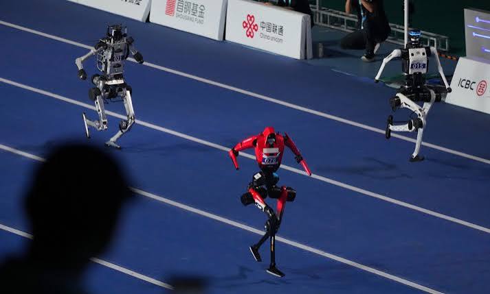 Headless Sprinter Outruns Usain Bolt as China’s Robots Steal the Show in Beijing