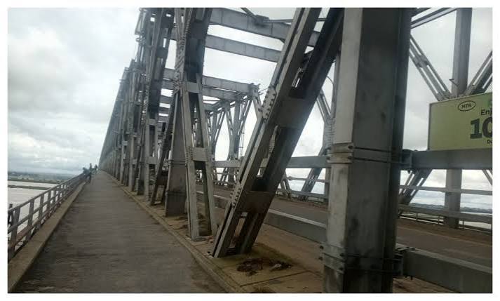 FG Shuts First Niger Bridge for Two Weeks, Directs Motorists to Second Bridge